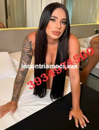 3934974560 - Donna Con Un Corpo Tutto Naturale