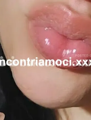 3271039050 - Mora Dalle Forme Generose E Dal Sorriso